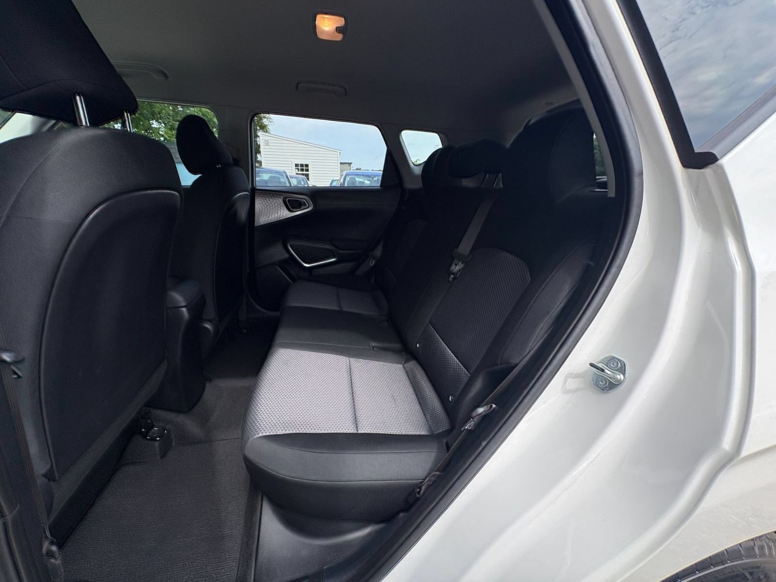 Used 2025 Kia Soul LX w/ LX Technology Package FWD image 20