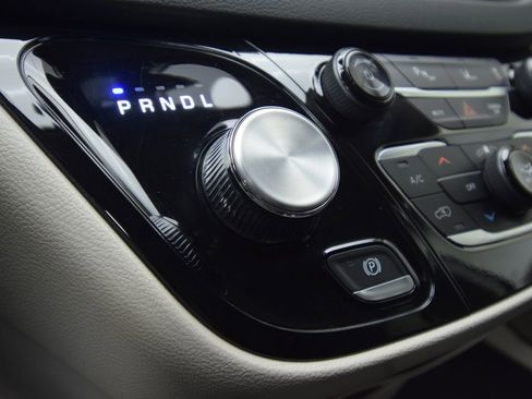 Used 2024 Chrysler Pacifica Touring-L image 22