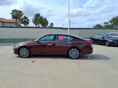 Used 2024 Nissan Altima 2.5 SL FWD image 2