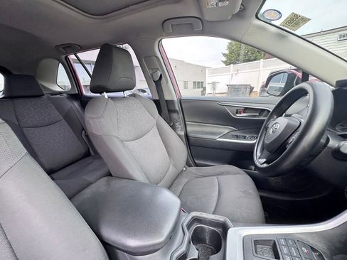 Used 2019 Toyota RAV4 XLE AWD/4WD image 19