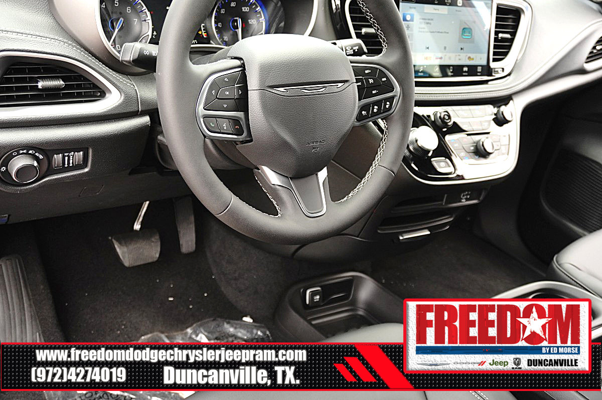 New 2027 Chrysler Pacifica Select FWD image 27