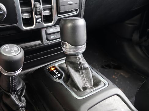 Used 2021 Jeep Wrangler Unlimited Sahara image 32