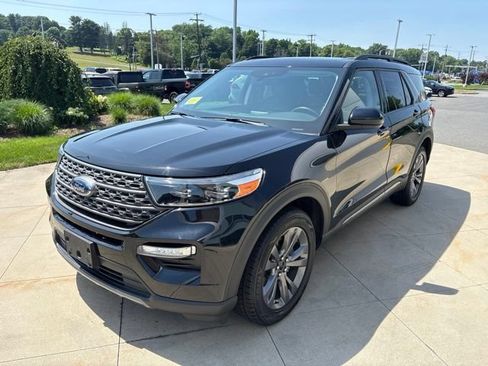 Used 2023 Ford Explorer XLT w/ Equipment Group 202A AWD/4WD image 3