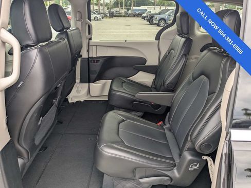Used 2024 Chrysler Pacifica Touring-L FWD image 14