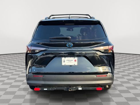 Used 2025 Toyota Sienna XLE Woodland Edition image 6