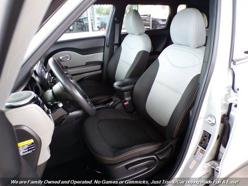 Used 2015 Kia Soul + image 17