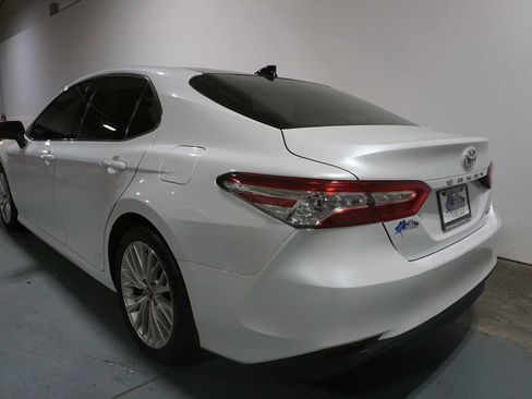 Used 2019 Toyota Camry XLE image 3