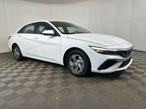 Certified 2025 Hyundai Elantra SE image 2