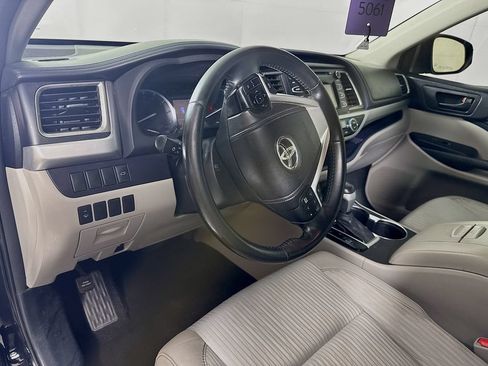 Used 2014 Toyota Highlander Plus FWD image 10