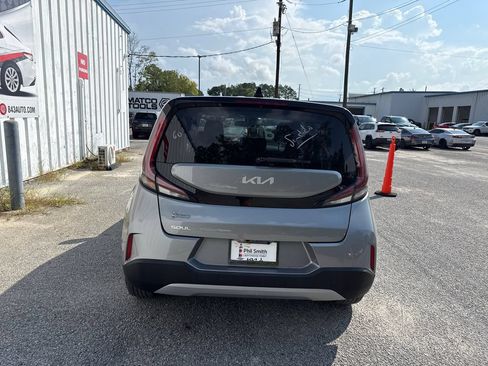 Used 2023 Kia Soul LX FWD image 7