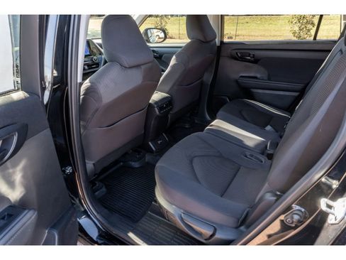 Used 2023 Toyota Highlander LE image 11