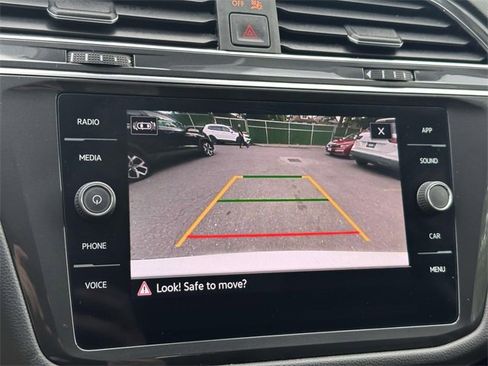 Certified 2022 Volkswagen Tiguan SE image 33