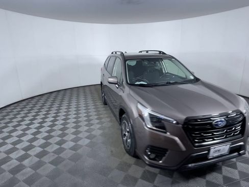 Used 2023 Subaru Forester Premium image 2