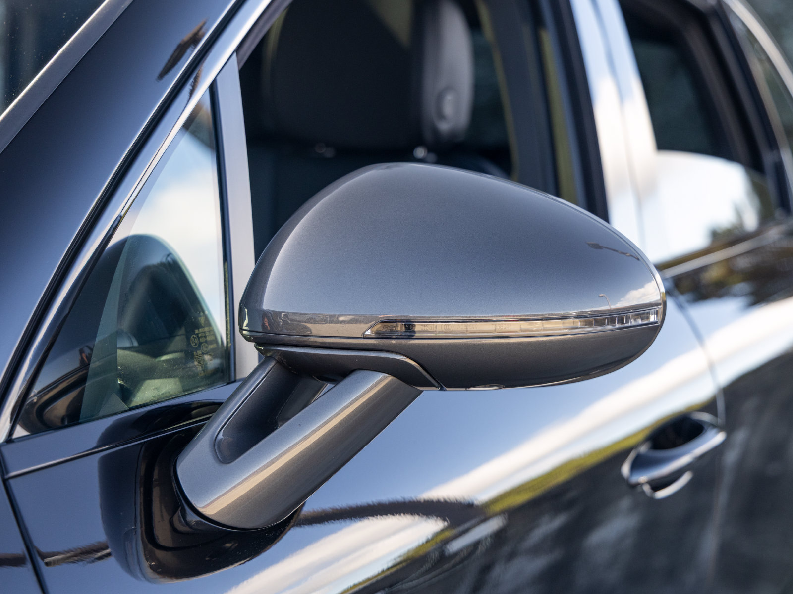 Certified 2025 Porsche Macan Turbo AWD/4WD image 17