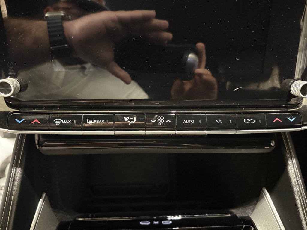 Used 2025 Jeep Wagoneer L Series II AWD/4WD image 13