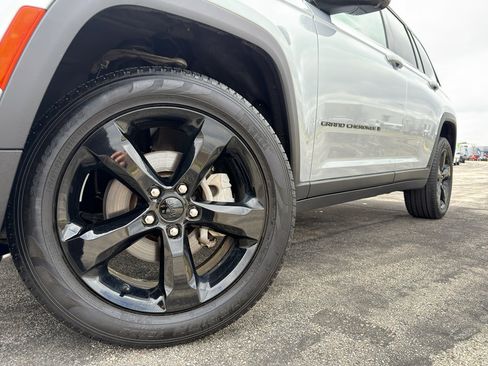 Used 2024 Jeep Grand Cherokee Limited w/ Luxury Tech Group II AWD/4WD image 9