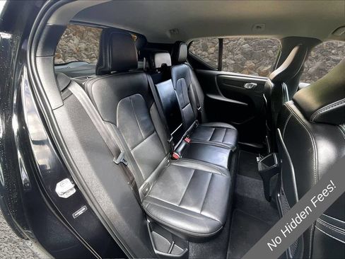 Used 2021 Volvo XC40 T4 Momentum FWD image 24