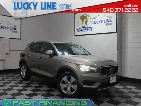 Used 2022 Volvo XC40 T5 Momentum image 1