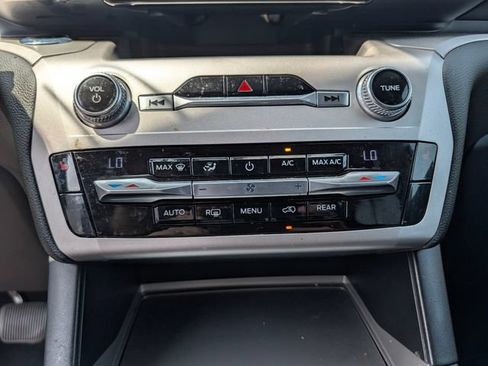 Used 2021 Ford Explorer XLT AWD/4WD image 22