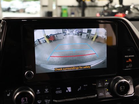 Used 2024 Toyota Highlander XLE FWD image 23