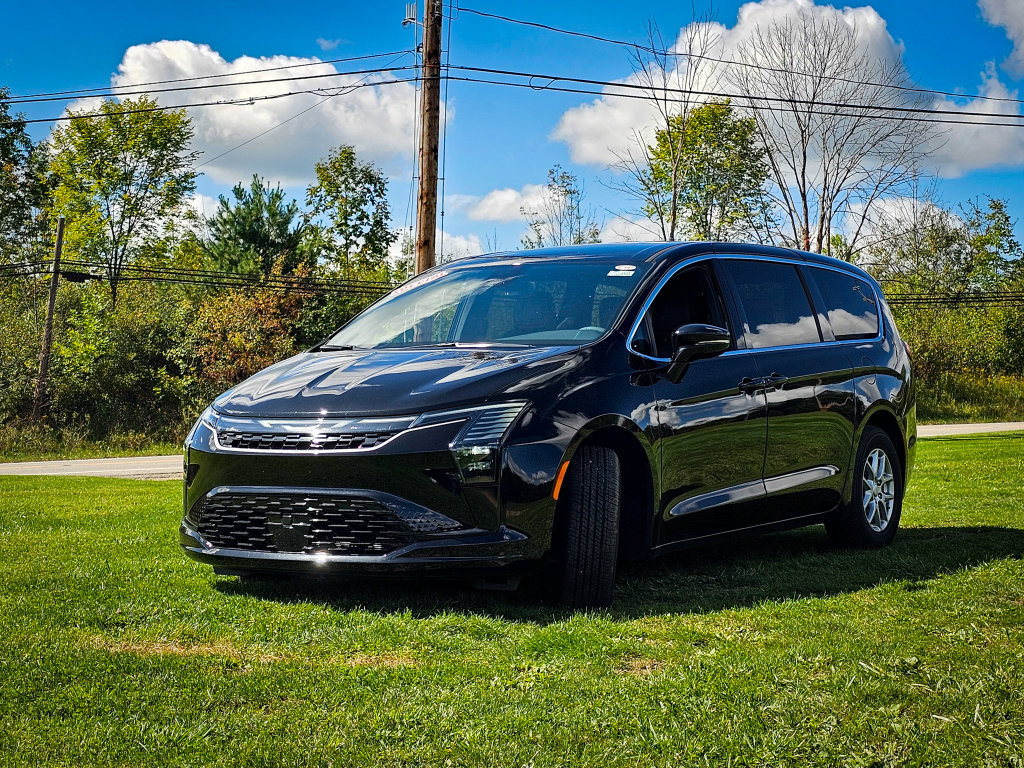 New 2027 Chrysler Pacifica Select FWD image 7