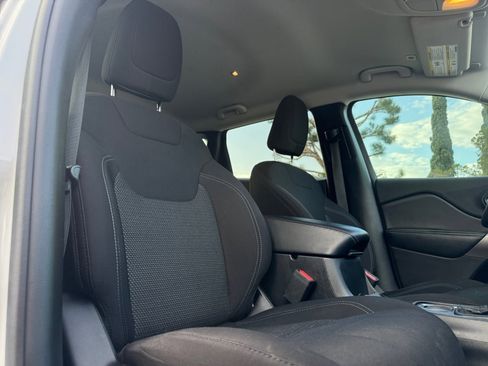 Used 2019 Jeep Cherokee Latitude w/ Popular Appearance Group image 19