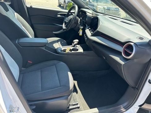 Used 2024 Chevrolet Trax RS FWD image 28