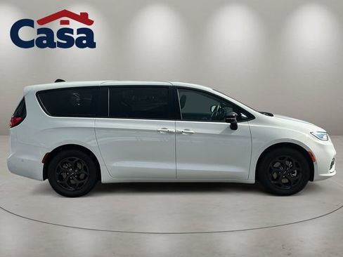 Used 2023 Chrysler Pacifica Limited w/ Uconnect Theater Family Group FWD image 7