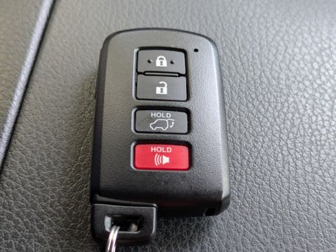 Used 2018 Toyota Highlander SE image 36