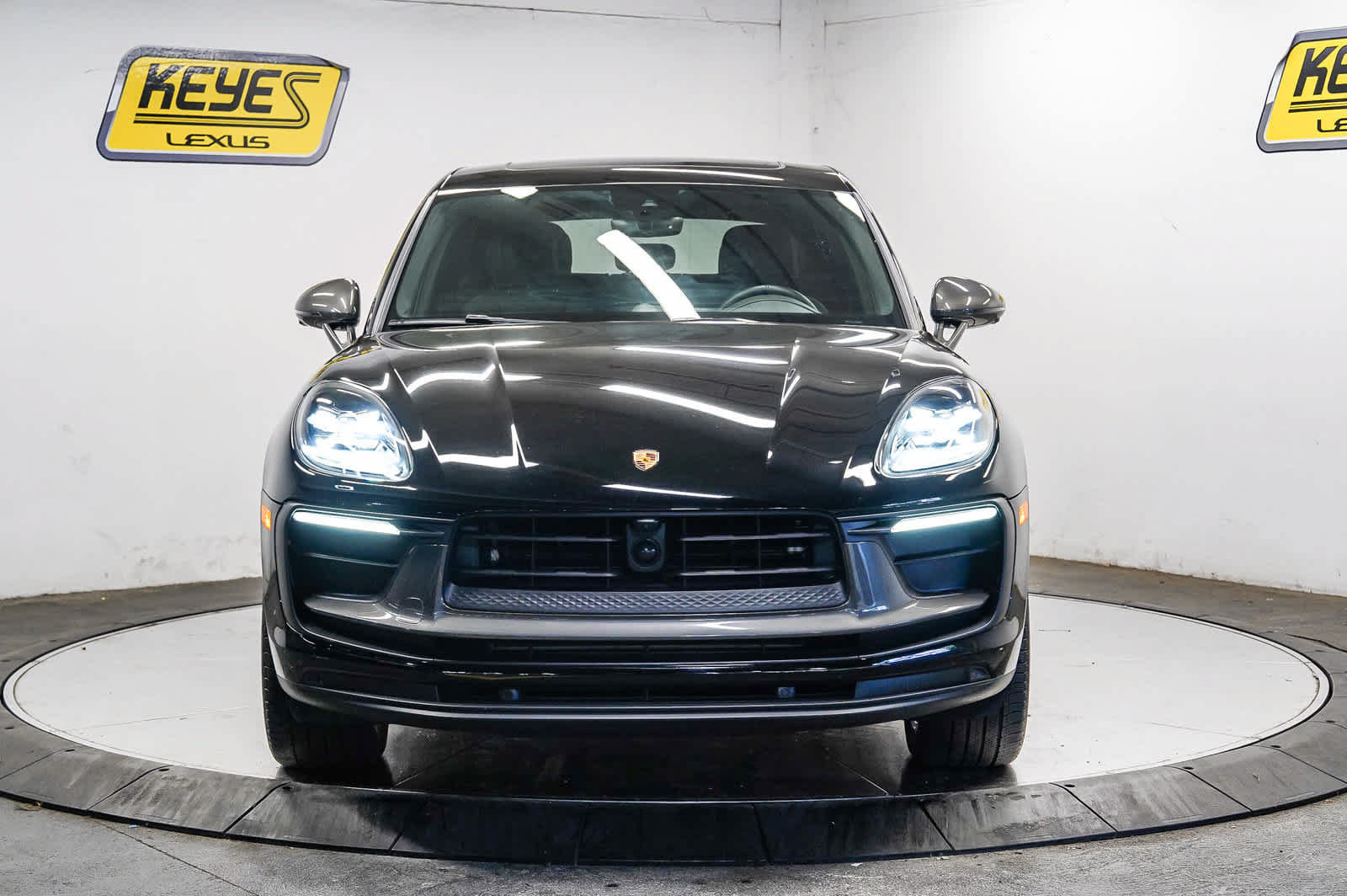 Used 2025 Porsche Macan Turbo AWD/4WD image 6