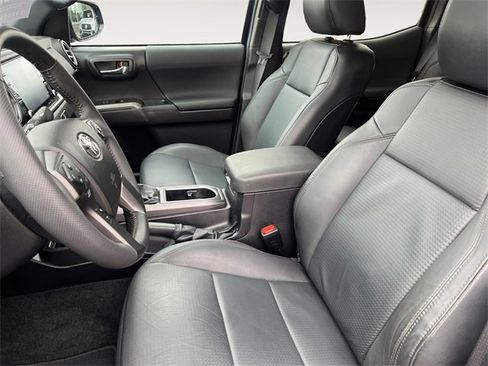 Used 2022 Toyota Tacoma TRD Off-Road w/ TRD Premium Off Road Package image 9