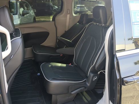 Used 2024 Chrysler Pacifica Limited w/ Trailer Tow Group image 11