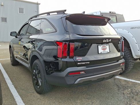 Used 2023 Kia Sorento S w/ Panoramic Sunroof Package image 3