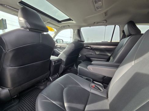Used 2021 Toyota Highlander Limited image 30