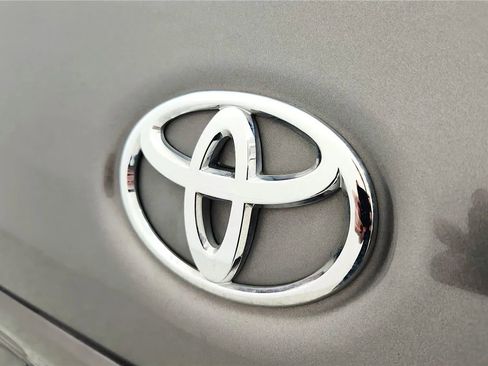 Used 2017 Toyota Sienna SE w/ SE Preferred Package FWD image 16