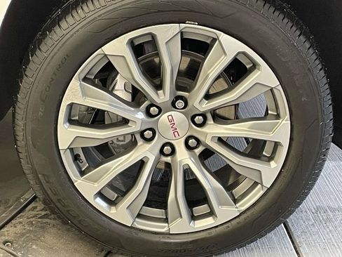 Used 2022 GMC Yukon Denali w/ Denali Premium Package image 14