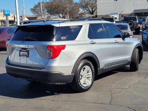 Used 2023 Ford Explorer XLT image 4