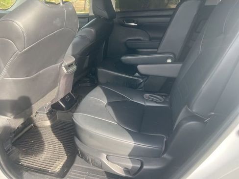 Used 2023 Toyota Highlander XLE image 14