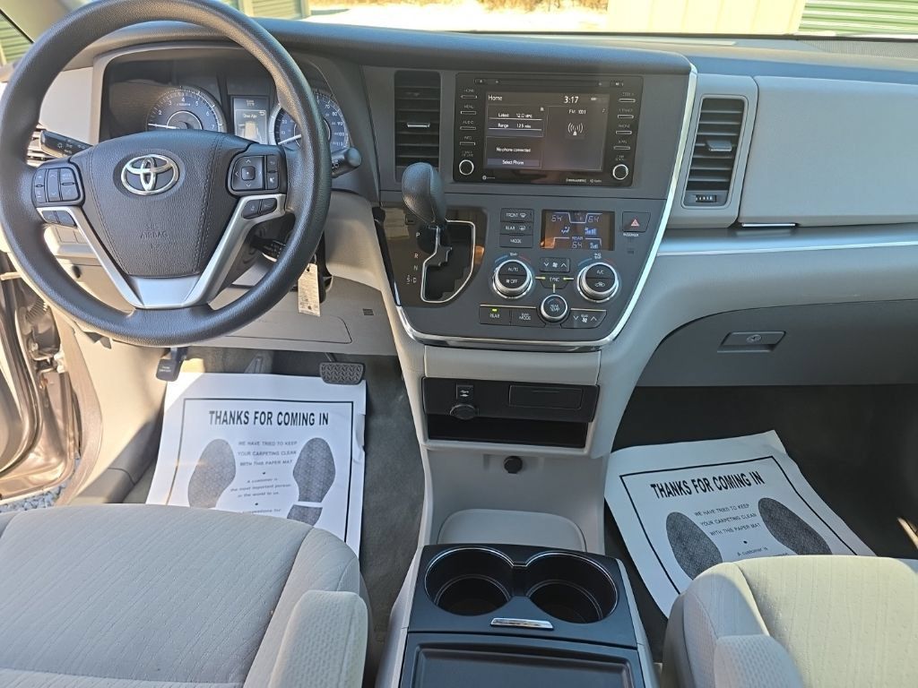 Certified 2018 Toyota Sienna LE FWD image 19
