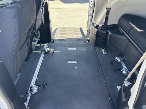 Used 2022 Chrysler Voyager LX image 18