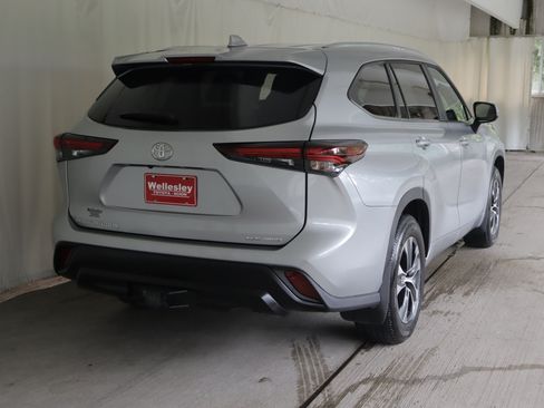 Used 2025 Toyota Highlander XLE AWD/4WD image 7