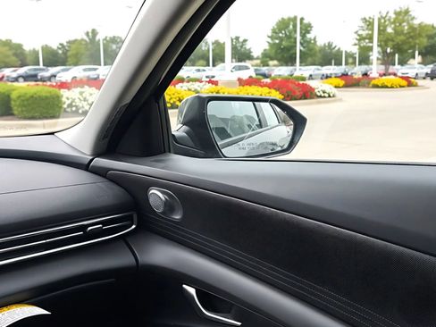 Used 2025 Hyundai Elantra SE image 19