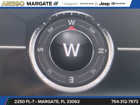 Used 2018 Jeep Compass Latitude w/ Popular Equipment Group FWD image 23