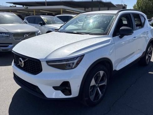 Used 2025 Volvo XC40 B5 Plus AWD/4WD image 3