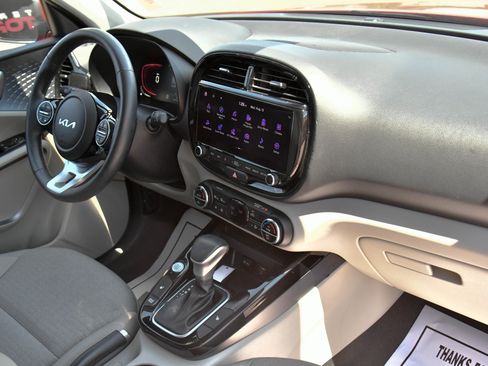 Used 2024 Kia Soul EX image 43