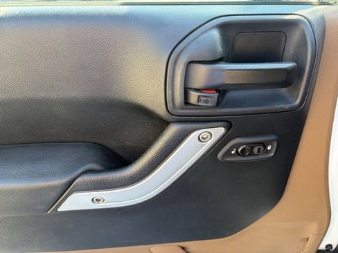 Used 2016 Jeep Wrangler Unlimited Rubicon w/ Connectivity Group image 10