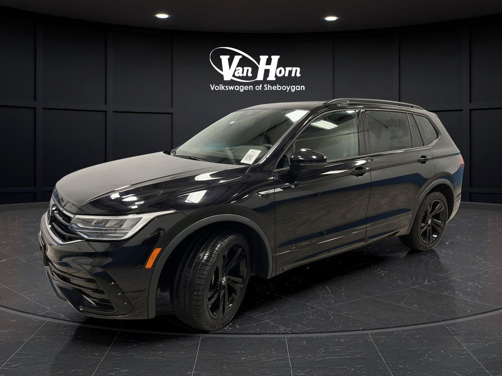 Used 2024 Volkswagen Tiguan SE R-Line AWD/4WD image 3