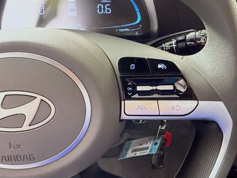 Used 2025 Hyundai Elantra SE FWD image 15