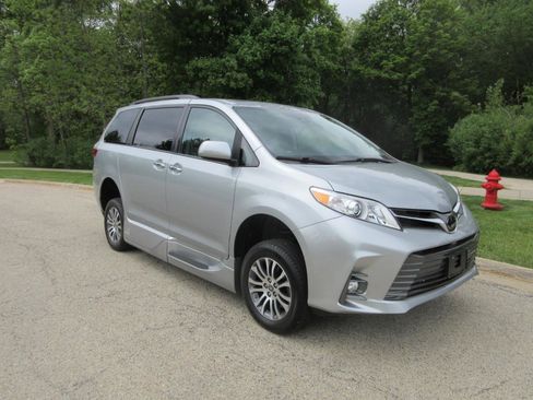 Used 2020 Toyota Sienna XLE w/ XLE Navigation Package FWD image 4