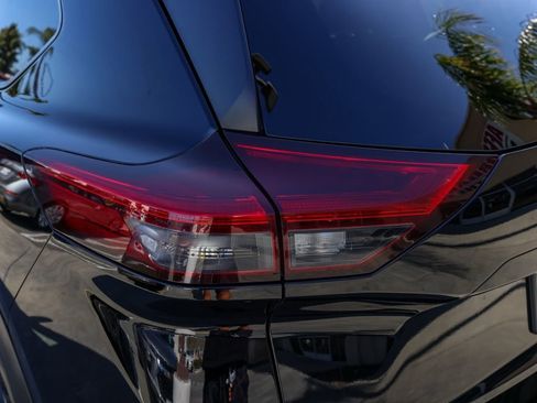 Used 2024 Nissan Rogue SV image 7